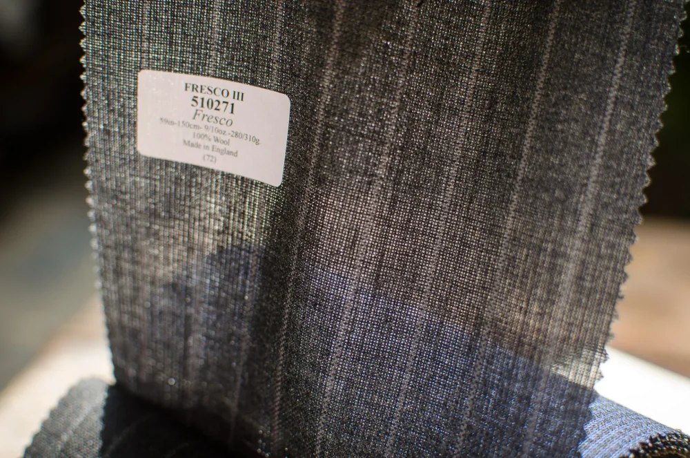 Detail látky fresco wool pro letní pánské obleky a kalhoty
